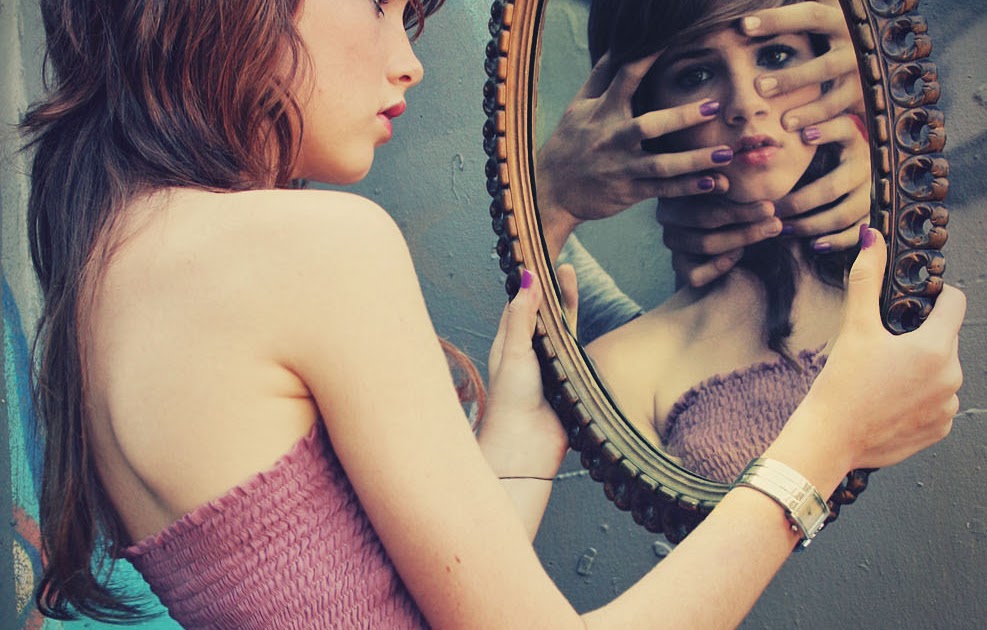 Почему нельзя плакать в зеркало. Девушка в зеркале. Отражение в зеркале. Девушка в отражении зеркала. Перед зеркалом.