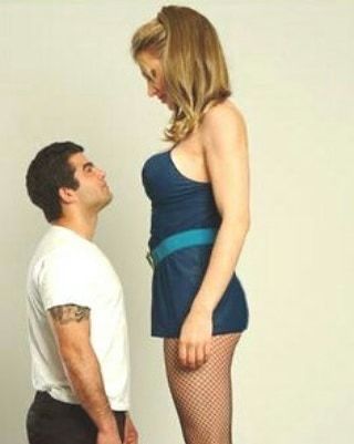 Большие мужчины имеют маленьких женщин. Высокая женщина и низкий мужчина. Высокая женщина и маленький мужчина. Высокие крупные девушки. Высокая и низкая женщина.