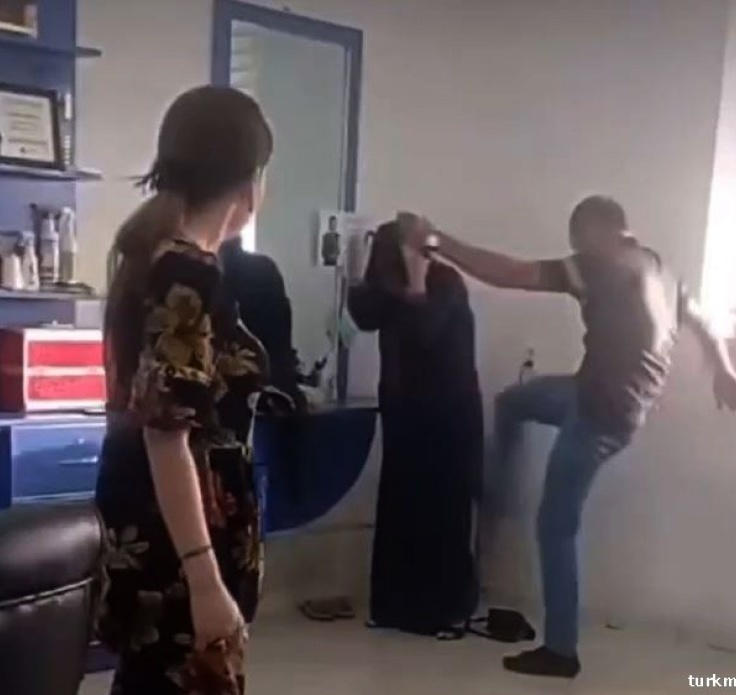 Муж избивает жену видео
