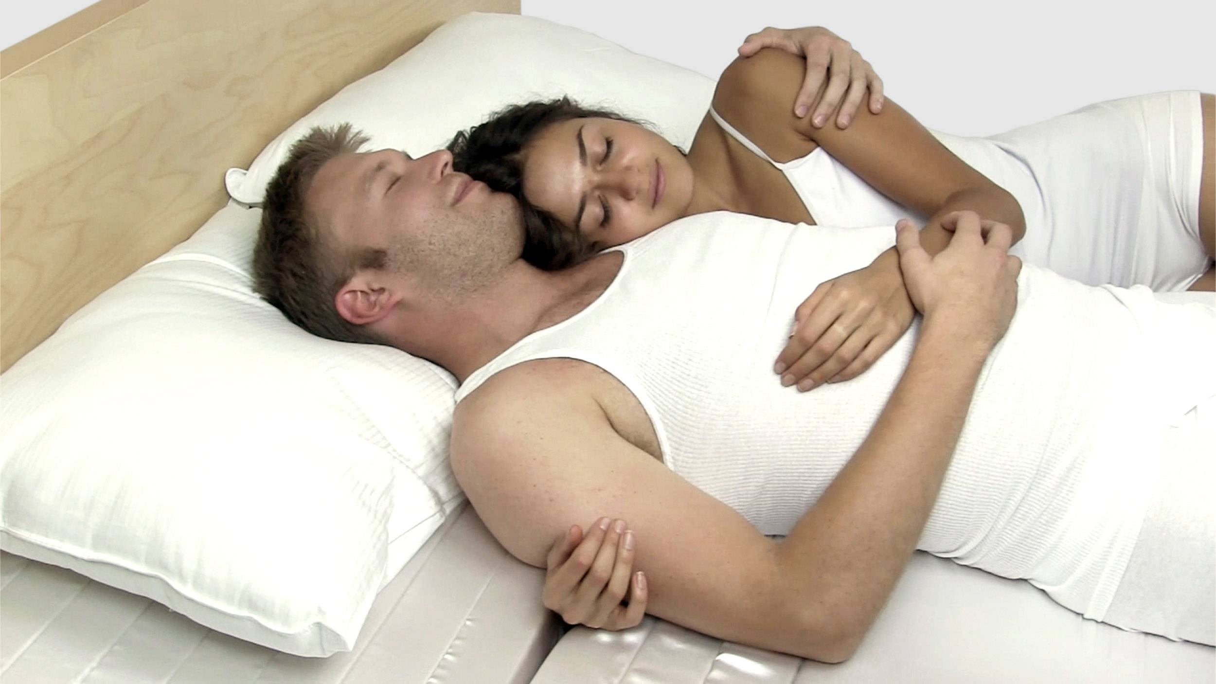 Как называется мужчина с мужчиной спят. Матрас для обниманий. Спать в обнимку. Люди спят в обнимку. Матрас с прорезями для рук.