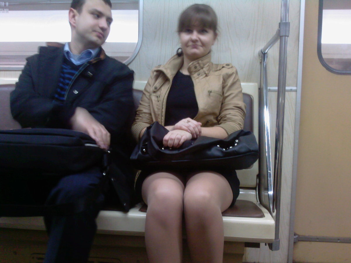 Подглядывание россия. Женщины в колготках в метро. Женские ножки в общественном транспорте. Женщины в юбках в метро. Колготки в общественном транспорте.