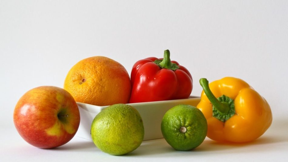На столе разложены фрукты и овощи, которые помогают справиться с депрессией