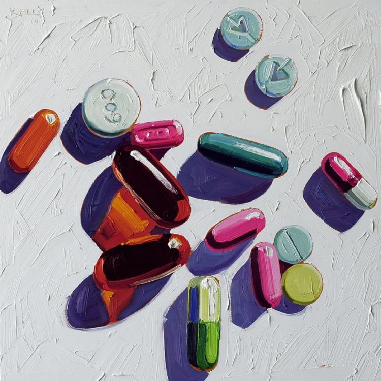 Несколько антидепрессантов в таблетках и капсулах рассыпаны на столе