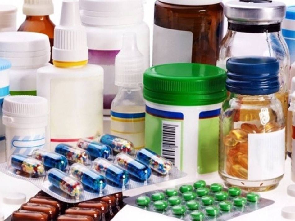 На столе масса различных аптечных препаратов и антидепрессанты в блистерах