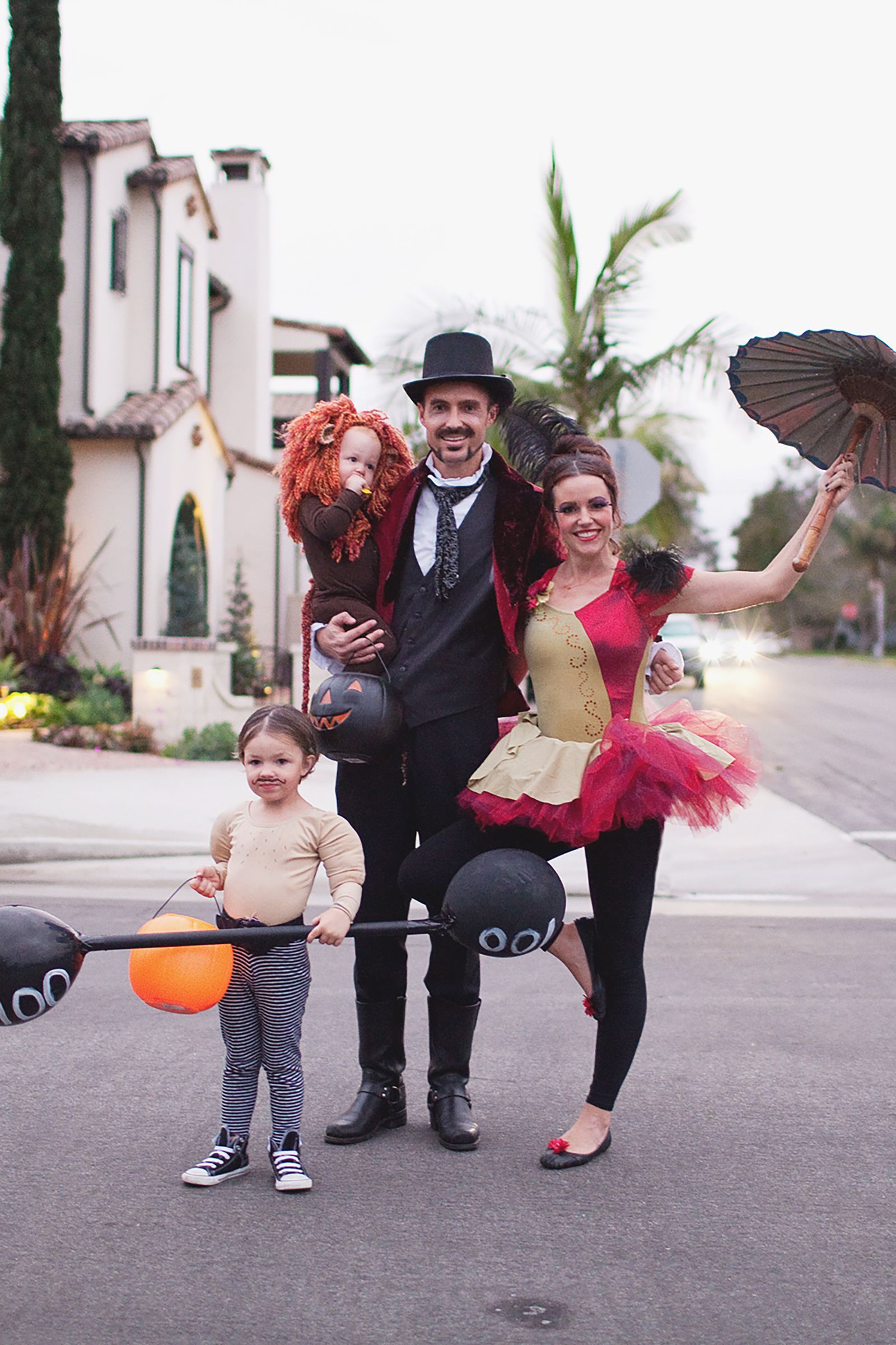 Костюмы на хэллоуин идеи. Family Helloween Costume. Семейные образы для Хэллоуина. Идеи на Хэллоуин для семьи. Семейный образ на Хэллоуин.