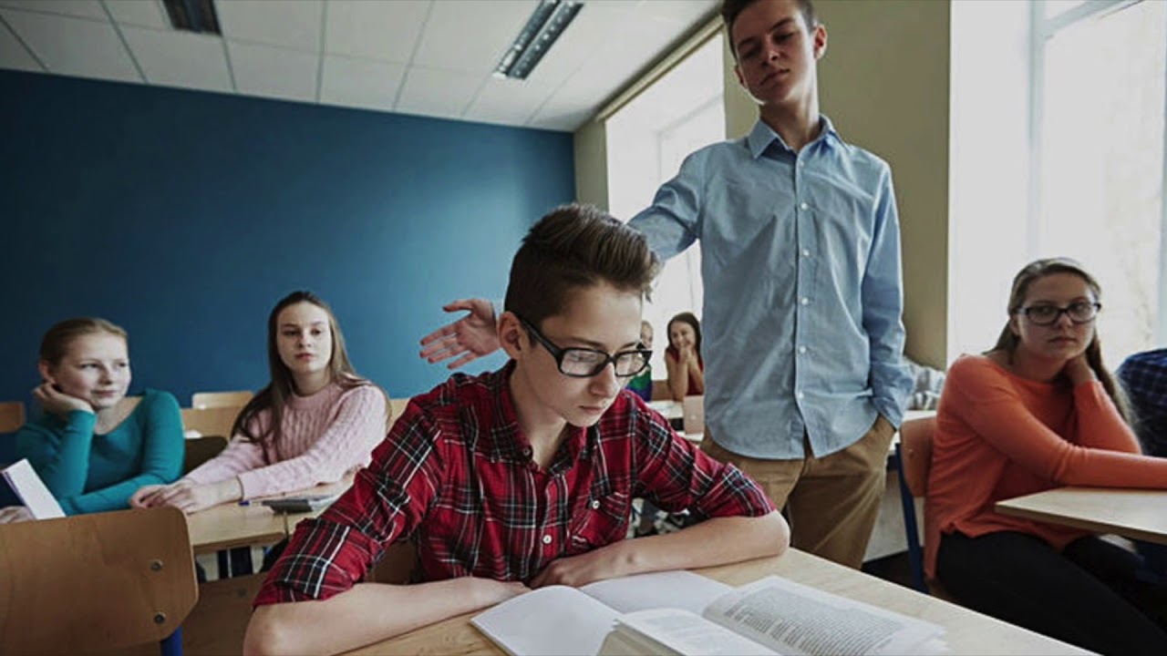 She is at school. Буллинг. Буллинг в школе. Школьная травля. Наблюдатели буллинга в школе.