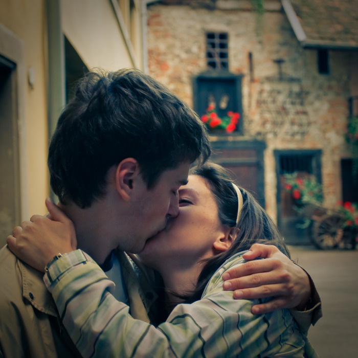 Скольких лет можно целоваться. Первый поцелуй. Первый поцелуй фото. Люди целуются. Впервые поцеловались.