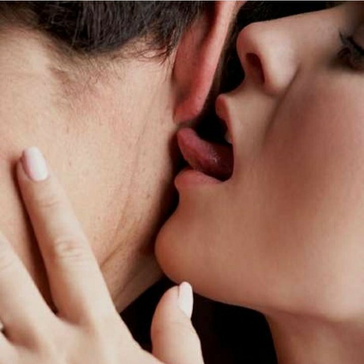 Девушка лижет язык парня. Нежный поцелуй. Сочный поцелуй. Целующие губы. Поцелуй с язычком.