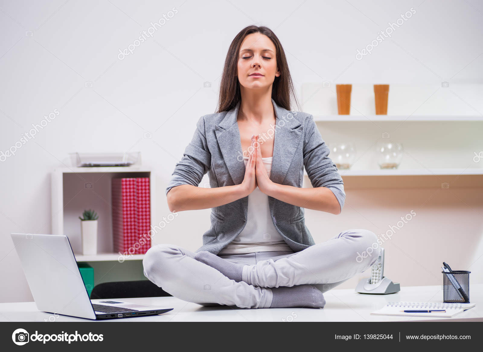 Тренинг по стрессу. Женщина в стрессе. Стрессовая ситуация женщина. Спокойствие в стрессовой ситуации. Медитация в офисе.