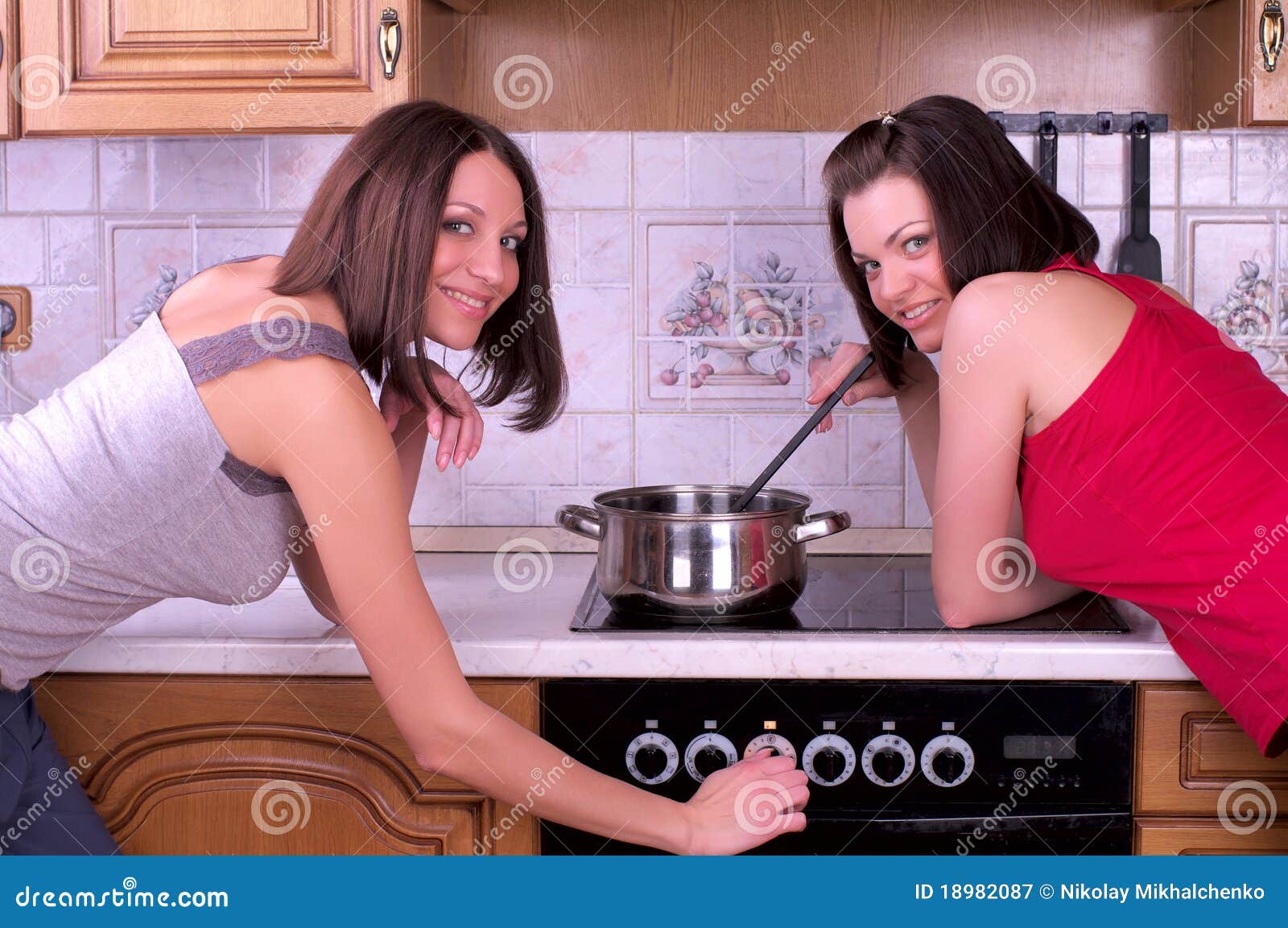 порно брат с сестрой блондинкой на кухне фото 60