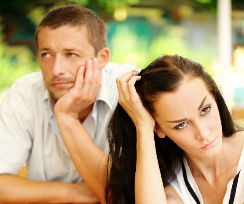 ультиматум жене. прийти к компромиссу. люди сидят на диване напротив друг друга. ультиматум жене. ультиматум высказывание.